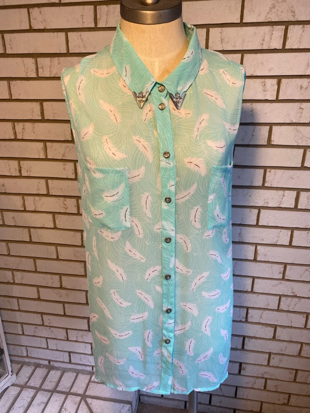 Bisou Bisou Mint Green Feather Print Sleeveless Button Front Blouse